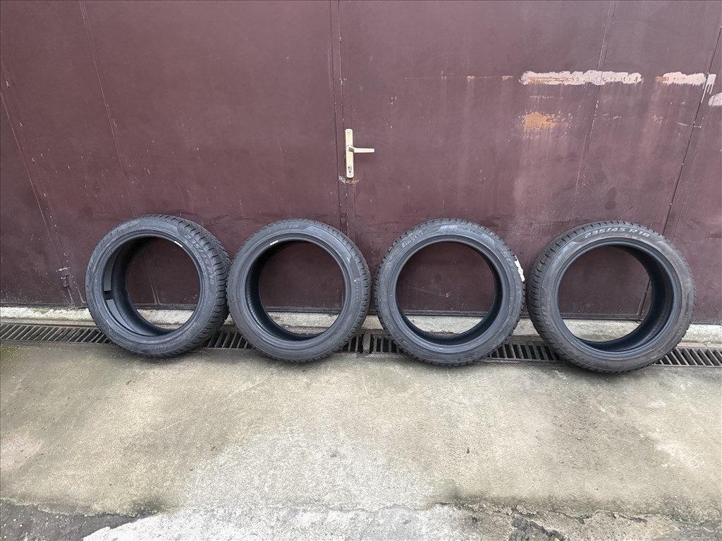  Tesla Model 3 18" gyári téli gumi 1db osak 235/4518" újszerű Pirelli Sottozero 3 TO PNCS téli gumi  1. kép