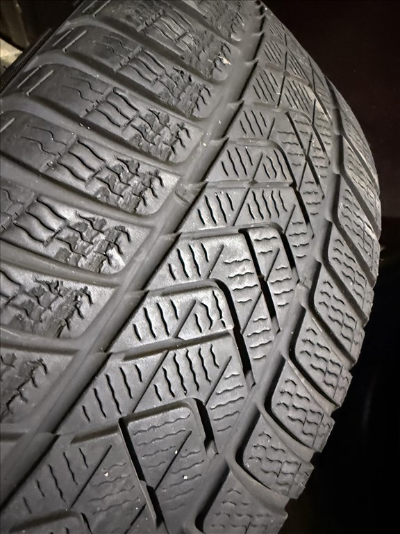  Tesla Model 3 18" gyári téli gumi 1db osak 235/4518" újszerű Pirelli Sottozero 3 TO PNCS téli gumi  16. kép