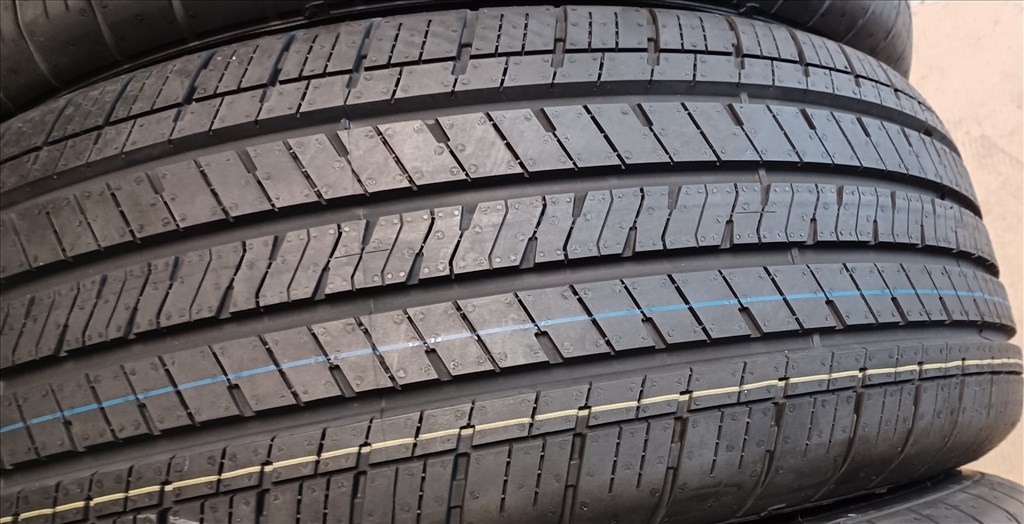 Defekttűrő Good/Year Eagle 235/60 - 255/55 R18 négyévszakos gumik 4db 1. kép