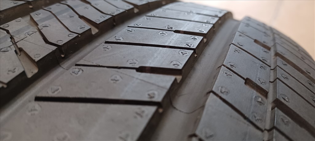 Defekttűrő Good/Year Eagle 235/60 - 255/55 R18 négyévszakos gumik 4db 8. kép