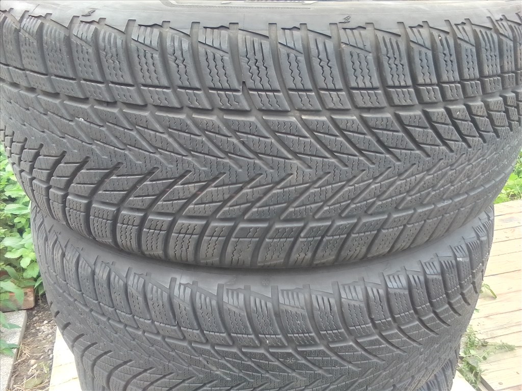  195/65R15 Goodyear újszerű téli gumi  2. kép