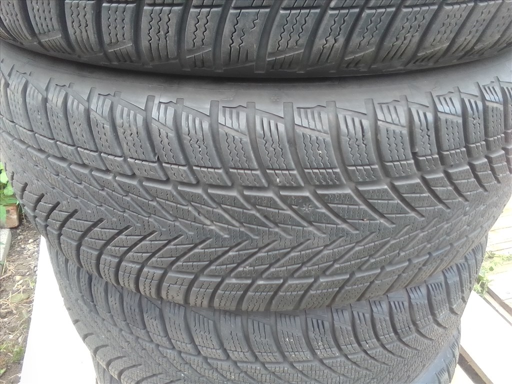  195/65R15 Goodyear újszerű téli gumi  3. kép