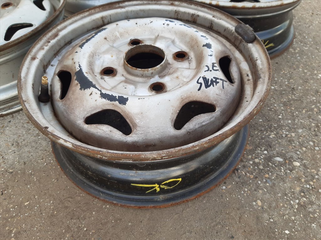 Suzuki Swift II 92-03 <p>Felni méret: 13"</p><p>Felni szélesség: 4.5</p><p>Furatszám: 4</p><p>Osztókör: 114.3</p><p>ET szám: ET45</p><p>Agy Átmérõ: 60.0</p><p>Állapot: Normál</p><p>Érdeklõdéskor hivatkozzon erre: KIN-40157</p><p>Bármire van szüksége hívjon bizalommal!<br>Kizárólag munkaidõben hétfõtõl - péntekig 8-12 13-16 óráig!<br>Alkatrészek széles választékban!<br>Hivatalos Regisztrált Autobontó Kecel!<br>Vásároljon Megbízható Helyrõl Beszerelési Garanciával Profiktól!</p> 20000 2. kép