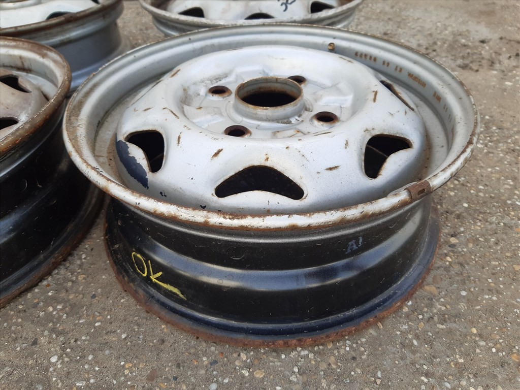 Suzuki Swift II 92-03 <p>Felni méret: 13"</p><p>Felni szélesség: 4.5</p><p>Furatszám: 4</p><p>Osztókör: 114.3</p><p>ET szám: ET45</p><p>Agy Átmérõ: 60.0</p><p>Állapot: Normál</p><p>Érdeklõdéskor hivatkozzon erre: KIN-40157</p><p>Bármire van szüksége hívjon bizalommal!<br>Kizárólag munkaidõben hétfõtõl - péntekig 8-12 13-16 óráig!<br>Alkatrészek széles választékban!<br>Hivatalos Regisztrált Autobontó Kecel!<br>Vásároljon Megbízható Helyrõl Beszerelési Garanciával Profiktól!</p> 20000 3. kép