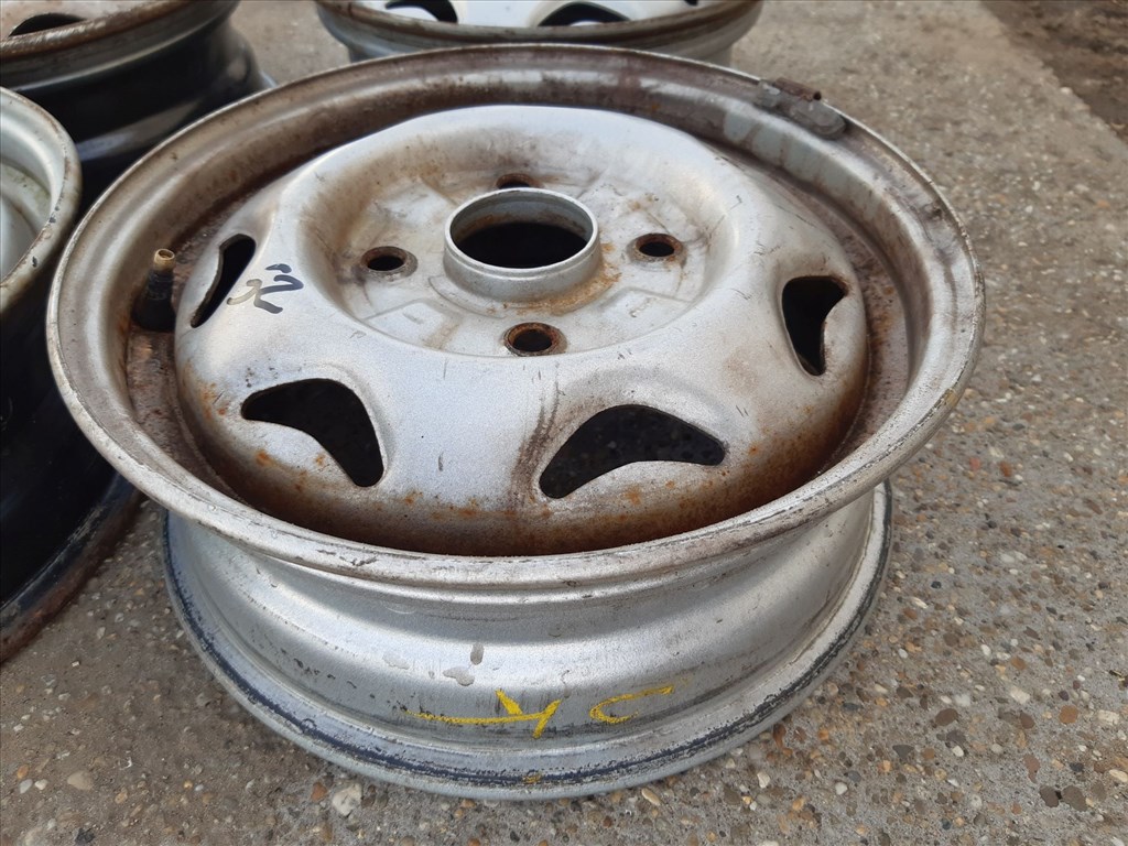 Suzuki Swift II 92-03 <p>Felni méret: 13"</p><p>Felni szélesség: 4.5</p><p>Furatszám: 4</p><p>Osztókör: 114.3</p><p>ET szám: ET45</p><p>Agy Átmérõ: 60.0</p><p>Állapot: Normál</p><p>Érdeklõdéskor hivatkozzon erre: KIN-40157</p><p>Bármire van szüksége hívjon bizalommal!<br>Kizárólag munkaidõben hétfõtõl - péntekig 8-12 13-16 óráig!<br>Alkatrészek széles választékban!<br>Hivatalos Regisztrált Autobontó Kecel!<br>Vásároljon Megbízható Helyrõl Beszerelési Garanciával Profiktól!</p> 20000 4. kép