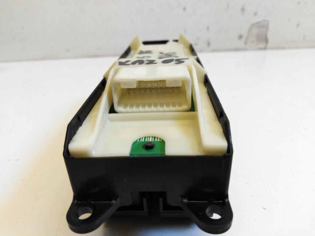 Toyota Auris (E180) bal elsõ ablakemelõ kapcsoló 84040-02110 3. kép