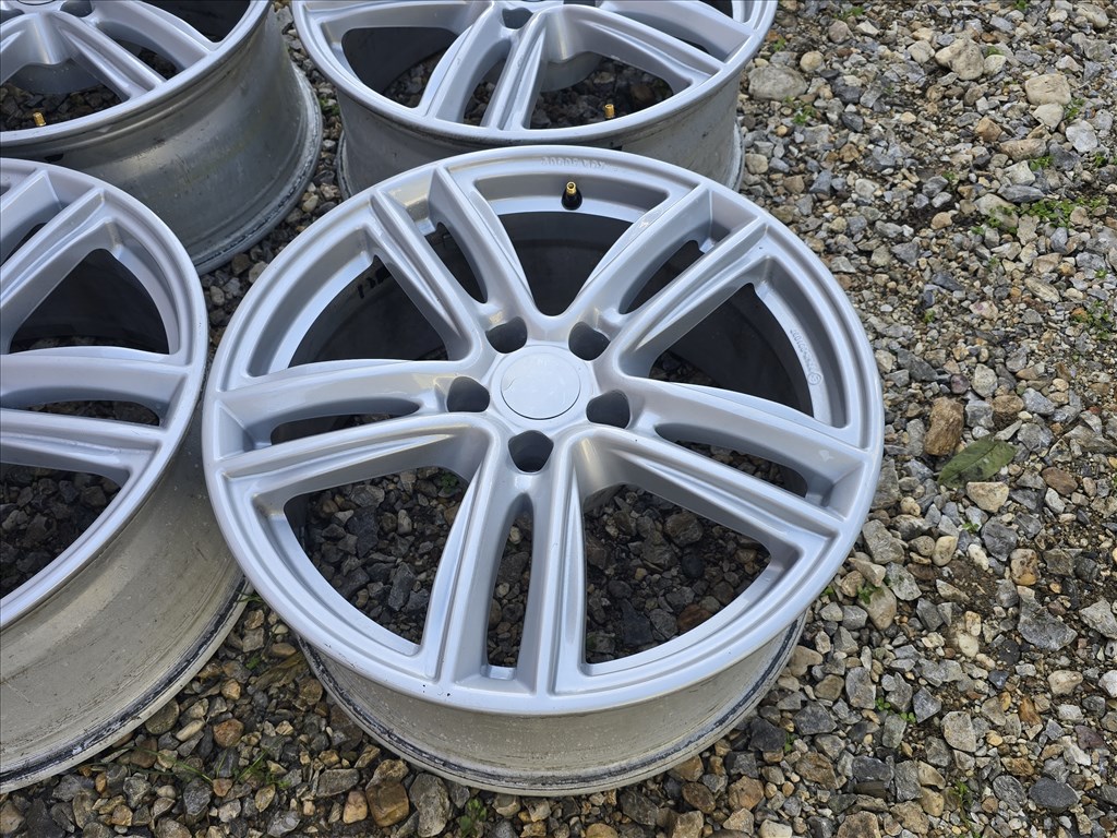  18-as,5x112-es újszerű Borbet alufelni 4. kép