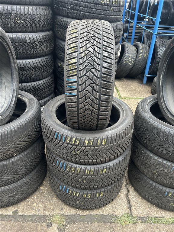 4db 235/45×18″ Dunlop téli gumiabroncs. (3751350) 1. kép