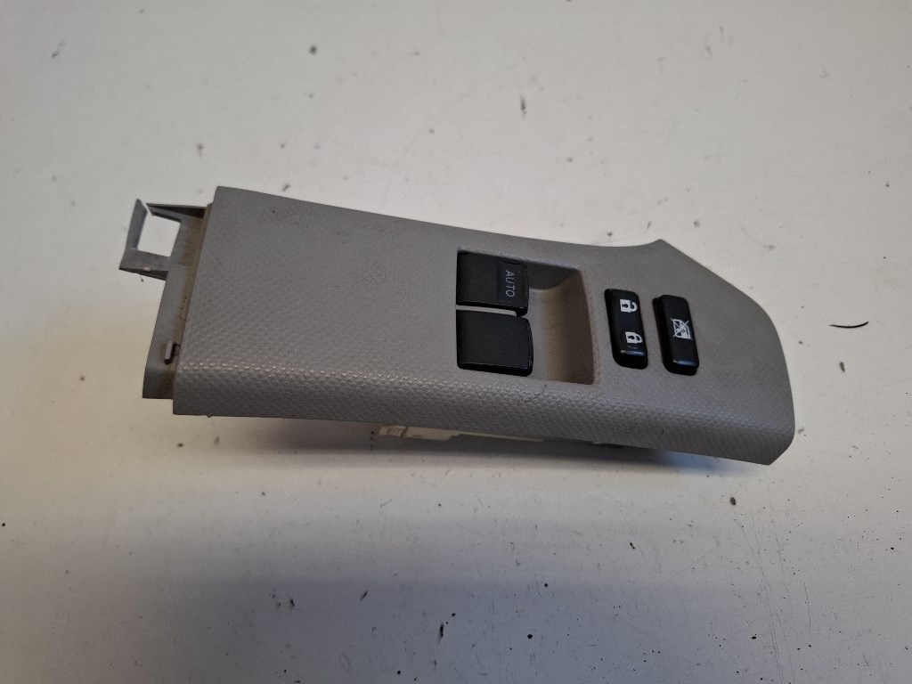 Toyota Yaris (XP90) bal elsõ ablakemelõ kapcsoló 1. kép