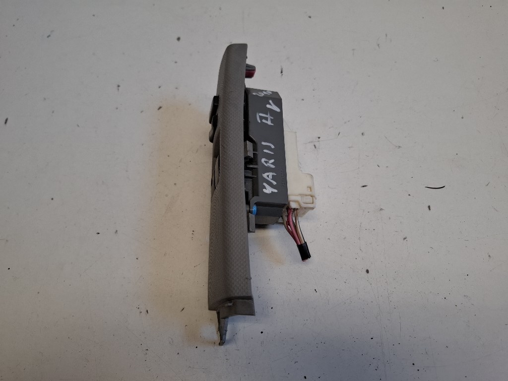 Toyota Yaris (XP90) bal elsõ ablakemelõ kapcsoló 2. kép