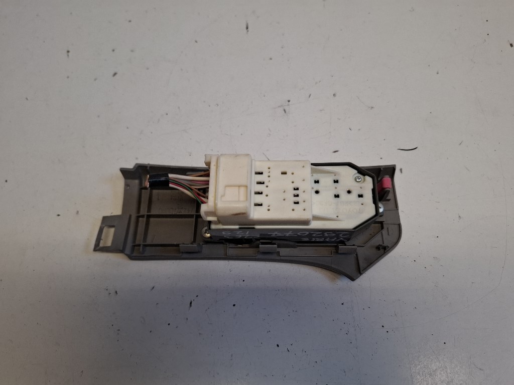 Toyota Yaris (XP90) bal elsõ ablakemelõ kapcsoló 3. kép