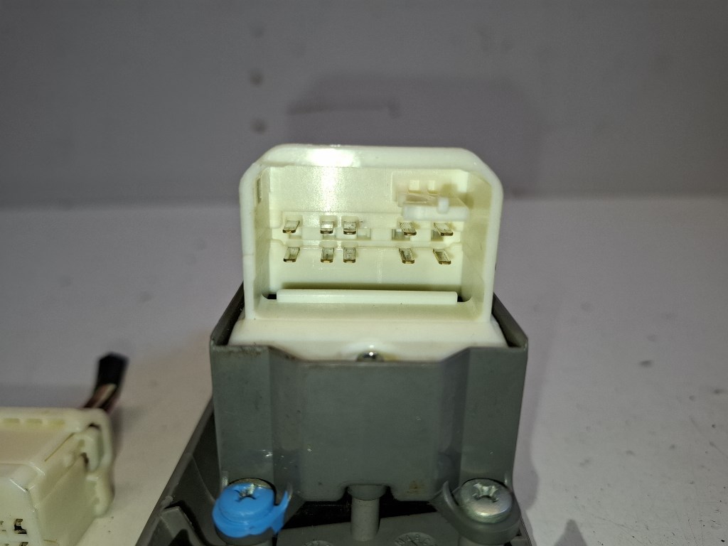 Toyota Yaris (XP90) bal elsõ ablakemelõ kapcsoló 4. kép