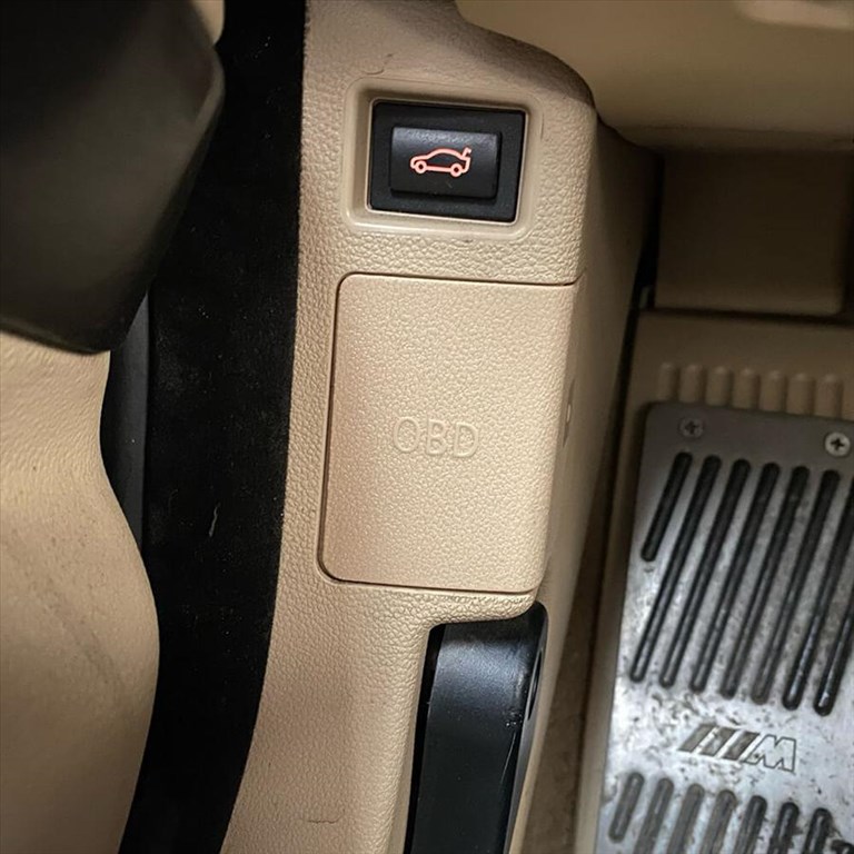 BMW E90 E91 E92 E93 (OBD) Diagnosztikai csatlakozó fedél Bézs 2. kép