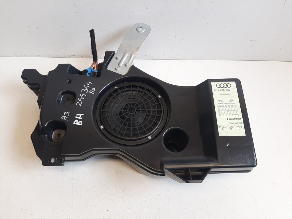 Audi A3 5 ajtós (8P) bal hátsó hangszóró csomagtérbe 8P4035382 1. kép