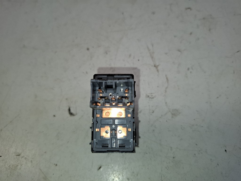 Hyundai I 20 (BC3/BI3) jobb hátsó ablakemelõ kapcsoló 93581Q0000 3. kép