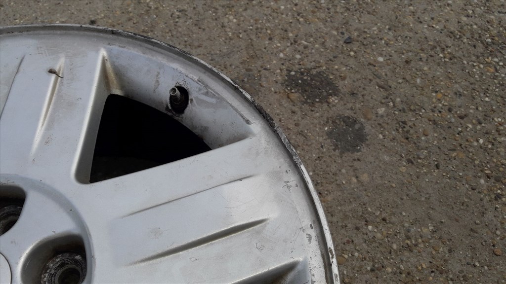 Renault Espace IV <p>Gyáriszám:<br>8200 103 222</p><p>Felni méret: 17"</p><p>Felni szélesség: 7.0</p><p>Furatszám: 5</p><p>Osztókör: 108.0</p><p>ET szám: ET50</p><p>Agy Átmérõ: 60.1</p><p>Állapot: Normál</p><p>Érdeklõdéskor hivatkozzon erre: KIN-40040</p><p>Bármire van szüksége hívjon bizalommal!<br>Kizárólag munkaidõben hétfõtõl - péntekig 8-12 13-16 óráig!<br>Alkatrészek széles választékban!<br>Hivatalos Regisztrált Autobontó Kecel!<br>Vásároljon Megbízható Helyrõl Beszerelési Garanciával Profiktól!</p> 55000 1. kép