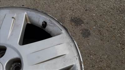 Renault Espace IV <p>Gyáriszám:<br>8200 103 222</p><p>Felni méret: 17"</p><p>Felni szélesség: 7.0</p><p>Furatszám: 5</p><p>Osztókör: 108.0</p><p>ET szám: ET50</p><p>Agy Átmérő: 60.1</p><p>Állapot: Normál</p><p>Érdeklődéskor hivatkozzon erre: KIN-40040</p><p>Bármire van szüksége hívjon bizalommal!<br>Kizárólag munkaidőben hétfőtől - péntekig 8-12 13-16 óráig!<br>Alkatrészek széles választékban!<br>Hivatalos Regisztrált Autobontó Kecel!<br>Vásároljon Megbízható Helyről Beszerelési Garanciával Profiktól!</p> 55000