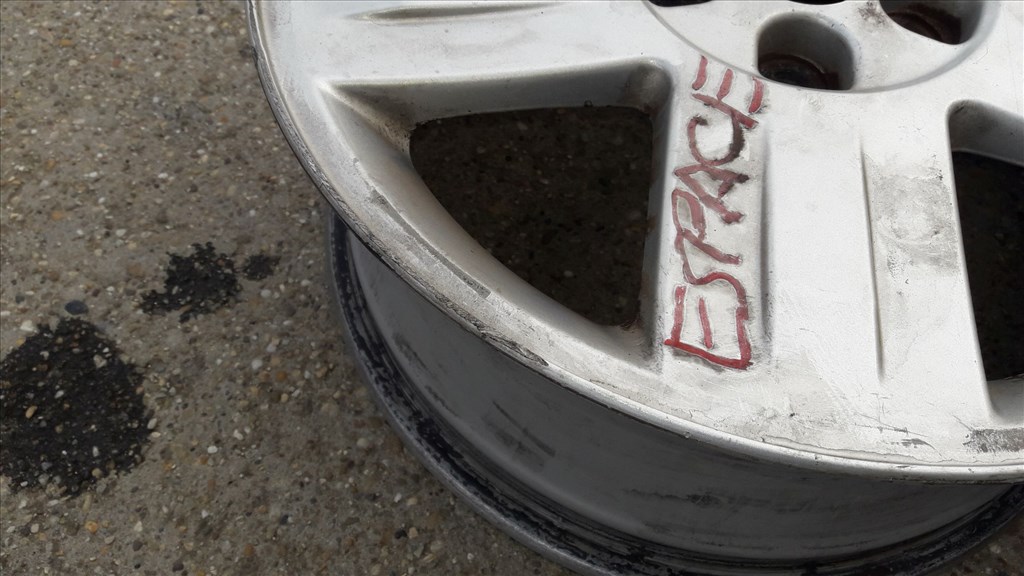 Renault Espace IV <p>Gyáriszám:<br>8200 103 222</p><p>Felni méret: 17"</p><p>Felni szélesség: 7.0</p><p>Furatszám: 5</p><p>Osztókör: 108.0</p><p>ET szám: ET50</p><p>Agy Átmérõ: 60.1</p><p>Állapot: Normál</p><p>Érdeklõdéskor hivatkozzon erre: KIN-40040</p><p>Bármire van szüksége hívjon bizalommal!<br>Kizárólag munkaidõben hétfõtõl - péntekig 8-12 13-16 óráig!<br>Alkatrészek széles választékban!<br>Hivatalos Regisztrált Autobontó Kecel!<br>Vásároljon Megbízható Helyrõl Beszerelési Garanciával Profiktól!</p> 55000 2. kép