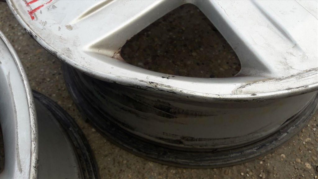 Renault Espace IV <p>Gyáriszám:<br>8200 103 222</p><p>Felni méret: 17"</p><p>Felni szélesség: 7.0</p><p>Furatszám: 5</p><p>Osztókör: 108.0</p><p>ET szám: ET50</p><p>Agy Átmérõ: 60.1</p><p>Állapot: Normál</p><p>Érdeklõdéskor hivatkozzon erre: KIN-40040</p><p>Bármire van szüksége hívjon bizalommal!<br>Kizárólag munkaidõben hétfõtõl - péntekig 8-12 13-16 óráig!<br>Alkatrészek széles választékban!<br>Hivatalos Regisztrált Autobontó Kecel!<br>Vásároljon Megbízható Helyrõl Beszerelési Garanciával Profiktól!</p> 55000 3. kép