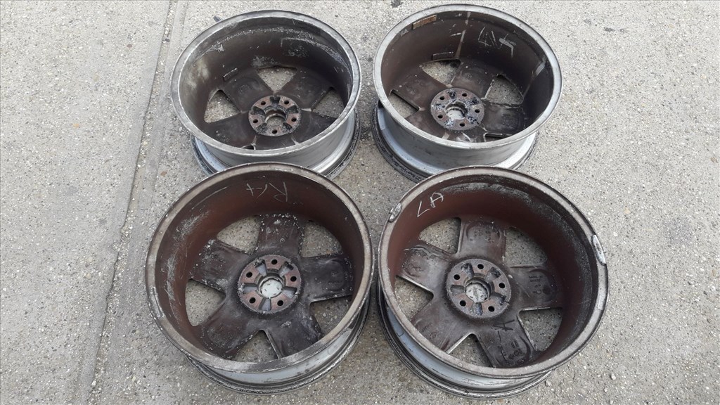 Renault Espace IV <p>Gyáriszám:<br>8200 103 222</p><p>Felni méret: 17"</p><p>Felni szélesség: 7.0</p><p>Furatszám: 5</p><p>Osztókör: 108.0</p><p>ET szám: ET50</p><p>Agy Átmérõ: 60.1</p><p>Állapot: Normál</p><p>Érdeklõdéskor hivatkozzon erre: KIN-40040</p><p>Bármire van szüksége hívjon bizalommal!<br>Kizárólag munkaidõben hétfõtõl - péntekig 8-12 13-16 óráig!<br>Alkatrészek széles választékban!<br>Hivatalos Regisztrált Autobontó Kecel!<br>Vásároljon Megbízható Helyrõl Beszerelési Garanciával Profiktól!</p> 55000 4. kép