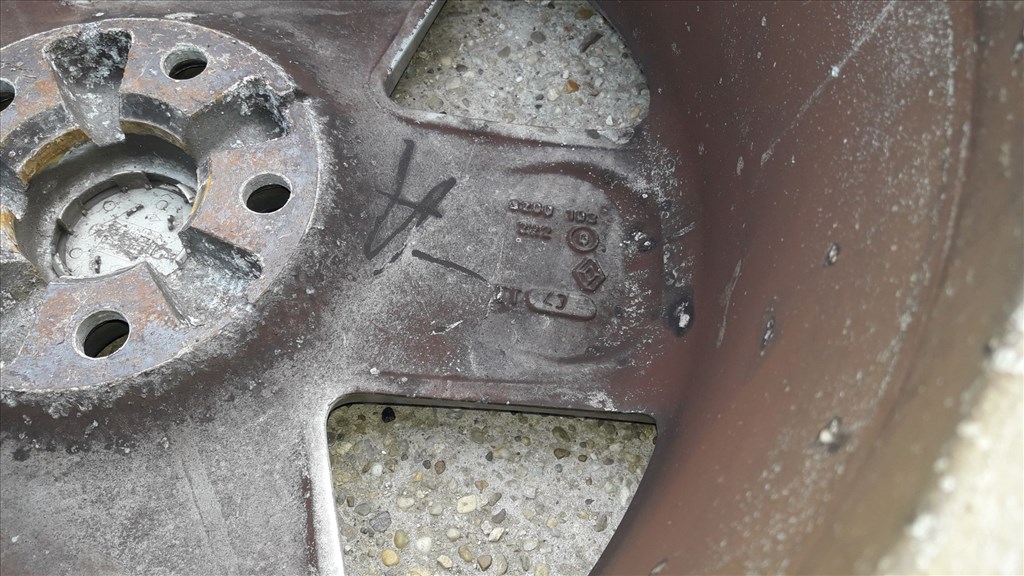 Renault Espace IV <p>Gyáriszám:<br>8200 103 222</p><p>Felni méret: 17"</p><p>Felni szélesség: 7.0</p><p>Furatszám: 5</p><p>Osztókör: 108.0</p><p>ET szám: ET50</p><p>Agy Átmérõ: 60.1</p><p>Állapot: Normál</p><p>Érdeklõdéskor hivatkozzon erre: KIN-40040</p><p>Bármire van szüksége hívjon bizalommal!<br>Kizárólag munkaidõben hétfõtõl - péntekig 8-12 13-16 óráig!<br>Alkatrészek széles választékban!<br>Hivatalos Regisztrált Autobontó Kecel!<br>Vásároljon Megbízható Helyrõl Beszerelési Garanciával Profiktól!</p> 55000 5. kép