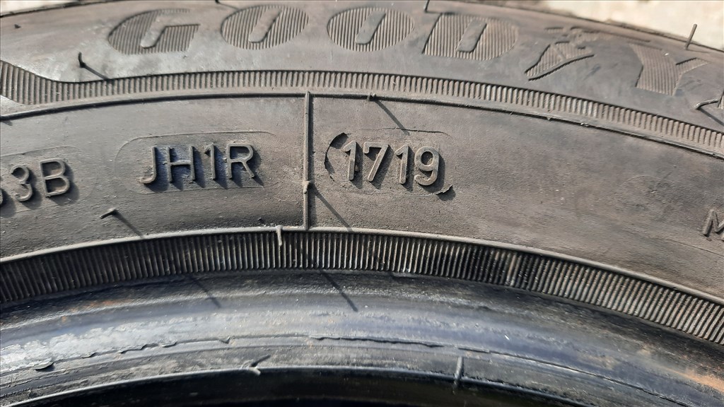  175/60 R15 Goodayear Téli gumii 7. kép
