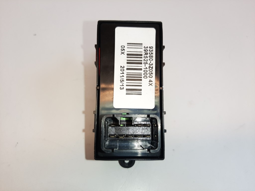Hyundai I 40 jobb hátsó ablakemelõ kapcsoló 395803Z050 2. kép