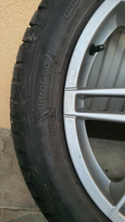  5x112 lyukosztású 17" használt alufelni, rajta 225/45 újszerű Goodyear téli gumi gumi  9. kép