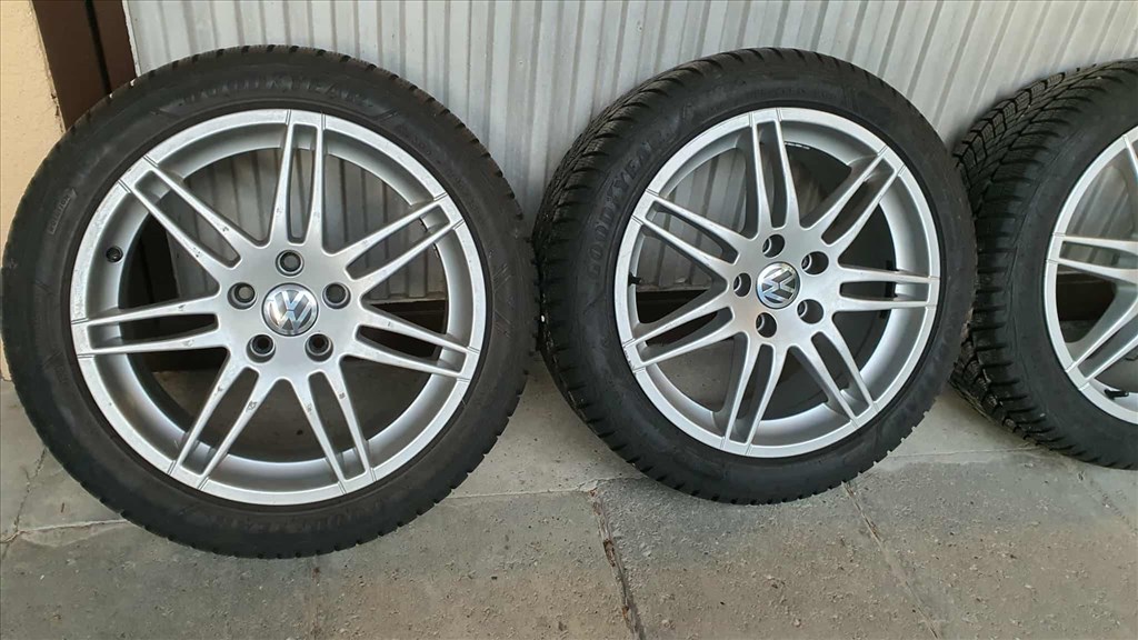  5x112 lyukosztású 17" használt alufelni, rajta 225/45 újszerű Goodyear téli gumi gumi  3. kép