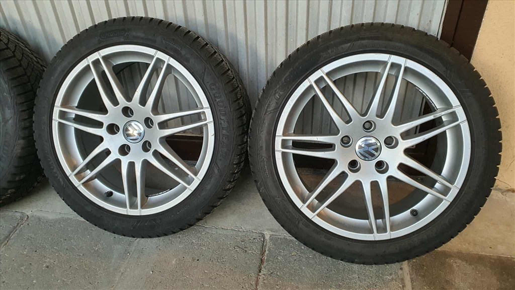  5x112 lyukosztású 17" használt alufelni, rajta 225/45 újszerű Goodyear téli gumi gumi  4. kép