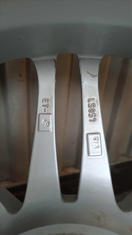  5x112 lyukosztású 17" használt alufelni, rajta 225/45 újszerű Goodyear téli gumi gumi  6. kép