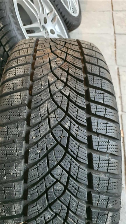  5x112 lyukosztású 17" használt alufelni, rajta 225/45 újszerű Goodyear téli gumi gumi  8. kép