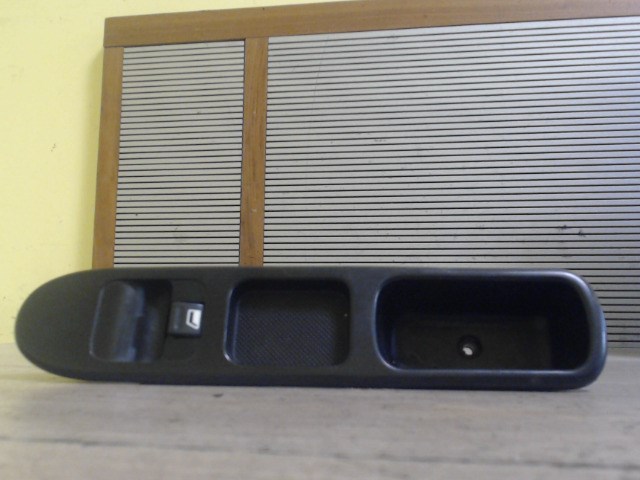 PEUGEOT 307 01-05 Jobb első ablakemelő kapcsoló 1. kép