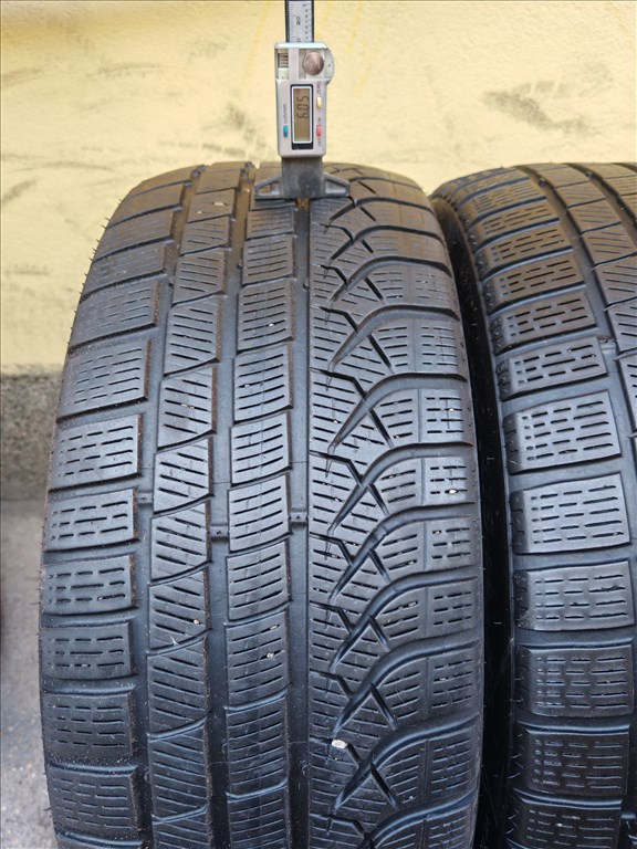  245/4019" újszerű Pirelli téli gumi gumi 1. kép