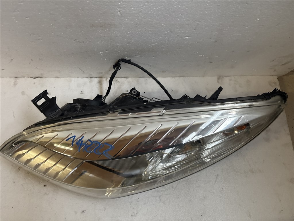 14222 Renault Megane III. 2008-2016 Bal első Lámpa Fényszóró   a képen látható sérüléssel 260600017R 1. kép