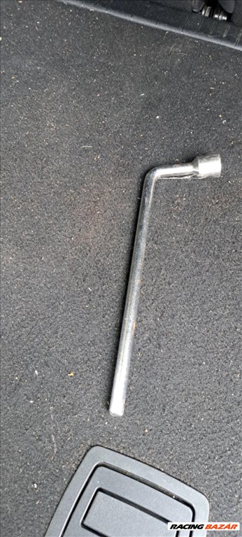 Mercedes A 180 CDI emelő , kerékkulcs 1. kép