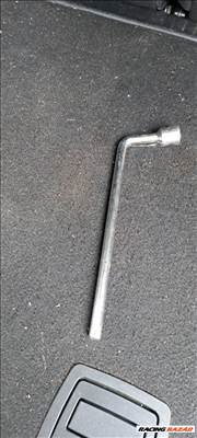 Mercedes A 180 CDI emelő , kerékkulcs