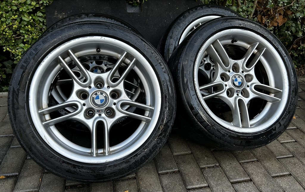  5x120 lyukosztású 17" használt (gyári felni) alufelni, rajta 235/45 használt nyári gumi gumi  1. kép