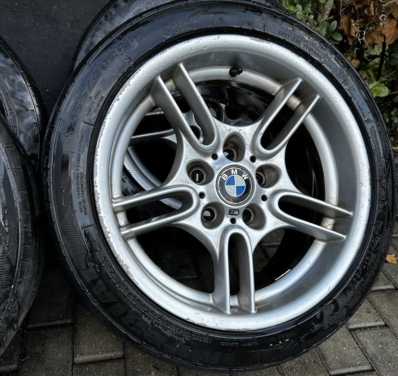  5x120 lyukosztású 17" használt (gyári felni) alufelni, rajta 235/45 használt nyári gumi gumi  5. kép