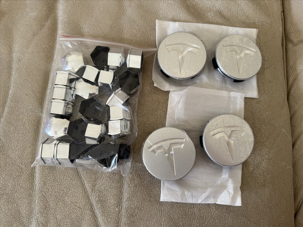 Tesla Model 3 felnikupak Tesla Model Y felnikupak Model 3 felniközép ezüst színű 1. kép