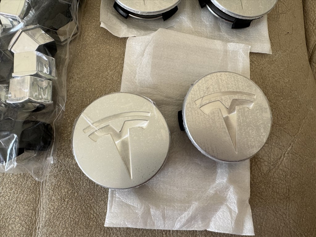 Tesla Model 3 felnikupak Tesla Model Y felnikupak Model 3 felniközép ezüst színű 2. kép