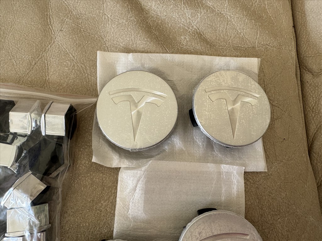 Tesla Model 3 felnikupak Tesla Model Y felnikupak Model 3 felniközép ezüst színű 3. kép