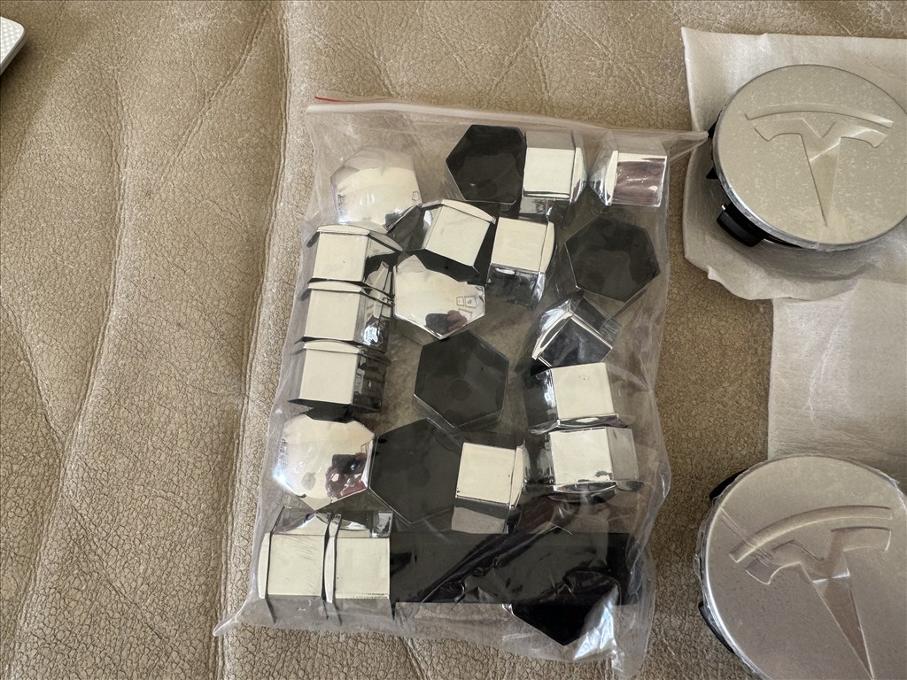 Tesla Model 3 felnikupak Tesla Model Y felnikupak Model 3 felniközép ezüst színű 4. kép