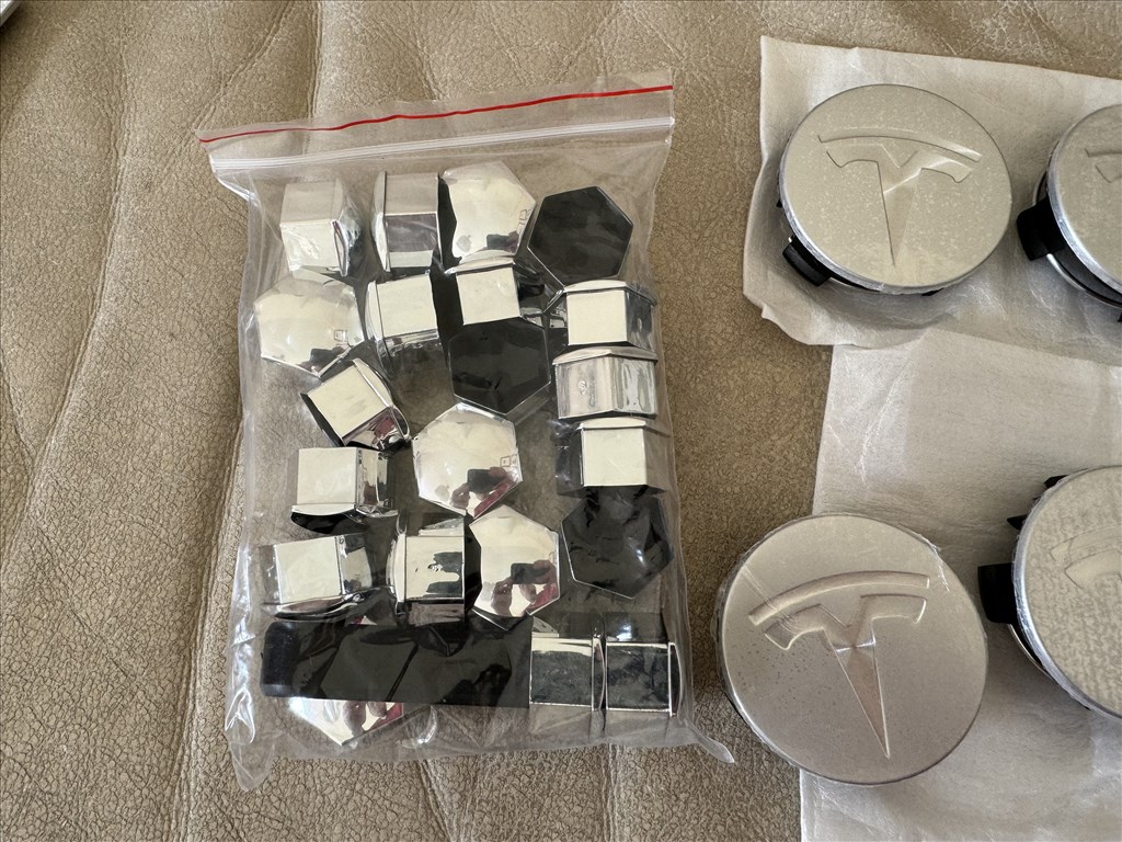 Tesla Model 3 felnikupak Tesla Model Y felnikupak Model 3 felniközép ezüst színű 5. kép