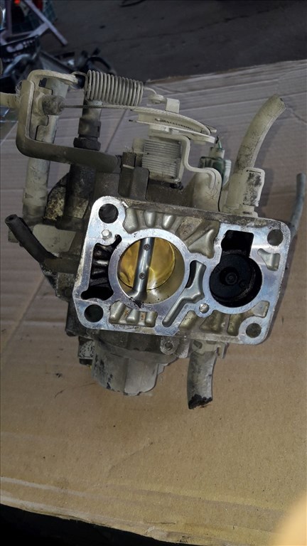 Suzuki Swift II 96-03 Központi Injektor Fej 13400-60E50 4. kép