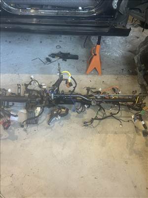 Kia Cee'd (CD) Műszerfal tartó konzol 