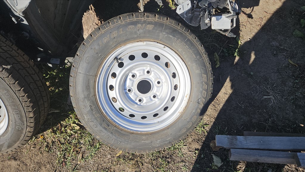  6x114.3 lyukosztású 15" használt lemezfelni, rajta 195/70 használt Linglong nyári gumi gumi  1. kép