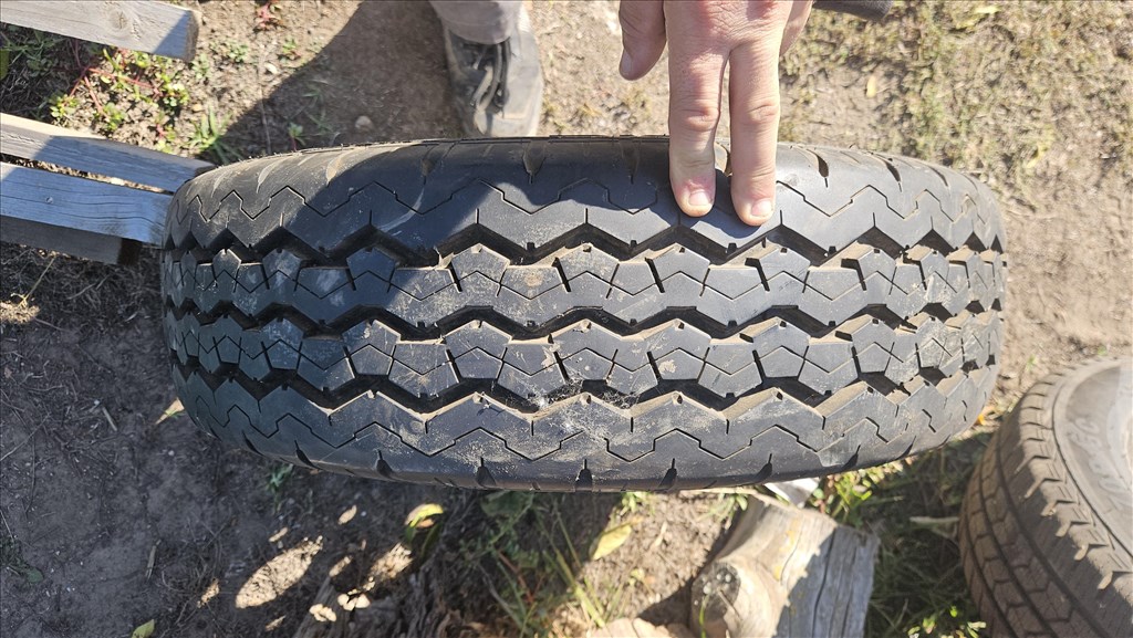  6x114.3 lyukosztású 15" használt lemezfelni, rajta 195/70 használt Linglong nyári gumi gumi  2. kép