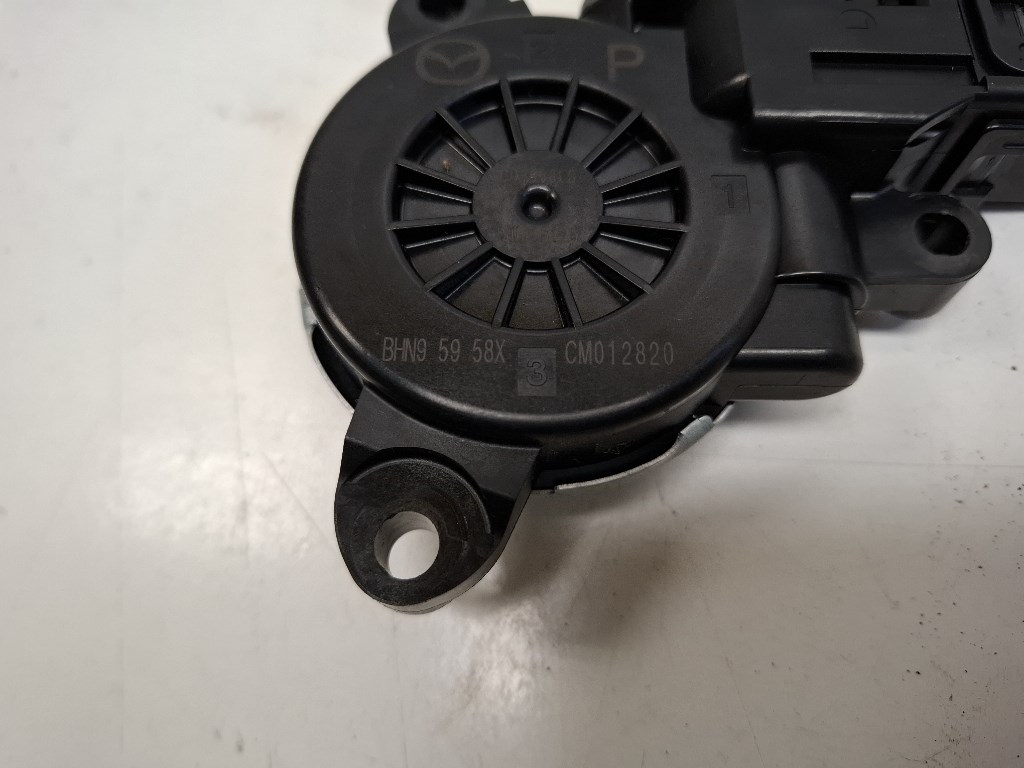 Mazda CX-3 bal elsõ ablakemelõ motor BHN95958X 3. kép