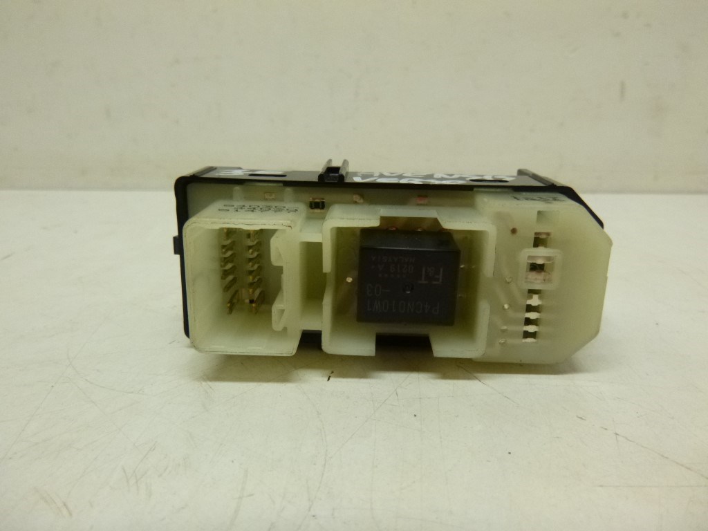 Toyota Avensis Verso jobb elsõ ablakemelõ kapcsoló 8403044020 2. kép